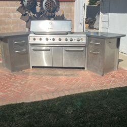 Working Outdoor Grill (Cash Only)