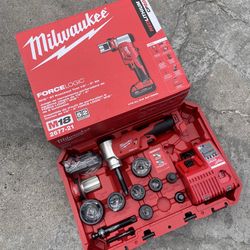 Milwaukee M18 18V Lithium-Ion Cordless FORCE LOGIC 6 Ton Knockout Tool 1/2 in. to 2 in. Kit w/ 1x 2.0 Ah Battery Die Set Charger & Case $999 New