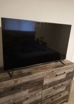 55” Hisense Smart Roku TV
