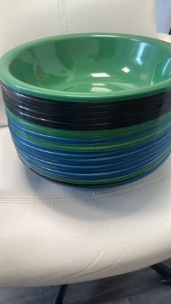 Round plastic containers