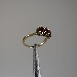 Beautiful 10k Gold Ring w/Garnets- size 3