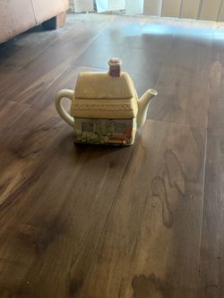 Ceramic Cottage Teapot with Lid