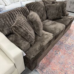 BRAND NEW ASHLEY 👌🤎AYLESWORTH CHOCOLATE SOFA