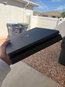 PS4 SLIM in Excellent Condition (BUNDLE)