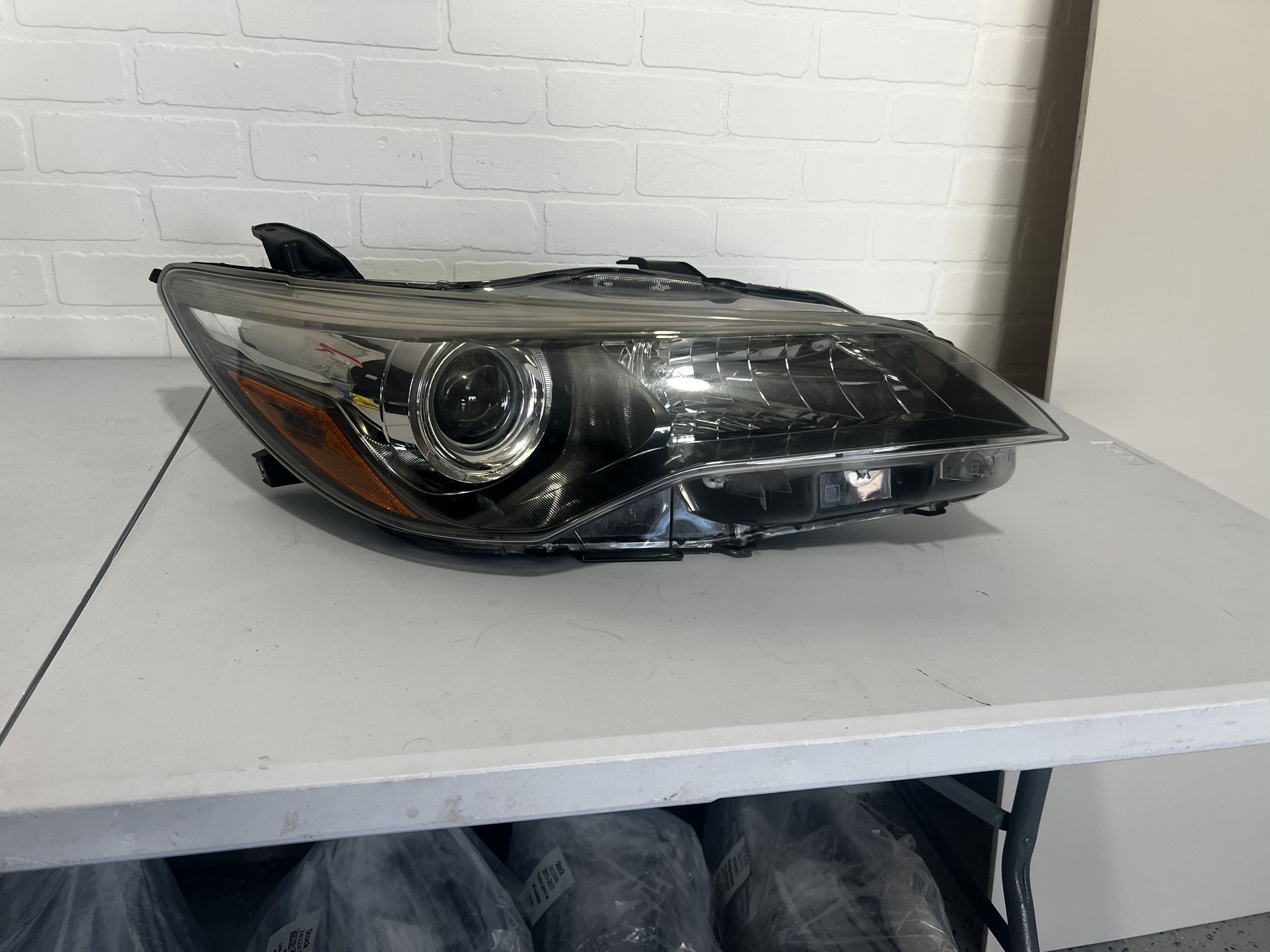 2015-2017 Toyota Camry Right Passenger Headlight