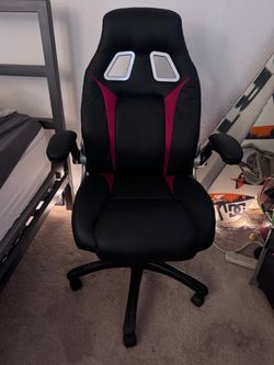 Gaming chair - Mint condition -  black with red accents