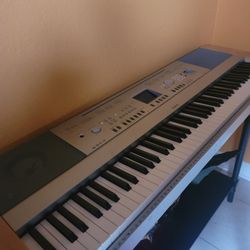 YAMAHA DGX88  PORTABLE DIGITAL WEIGHTED  KEYBOARD IN EXCELLENT CONDITION 