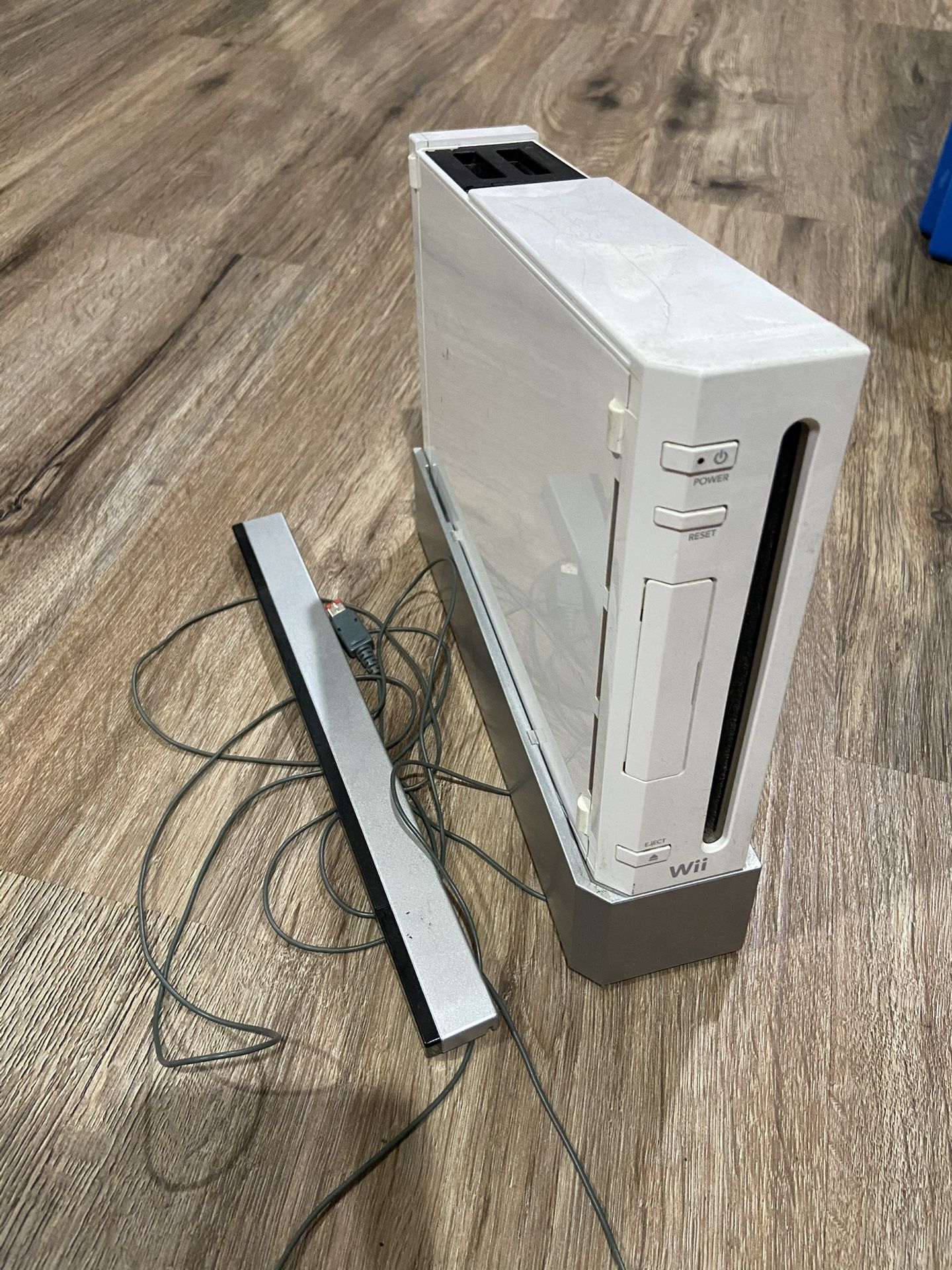 Wii console bundle with 13 games, sensor bar, 2 controllers