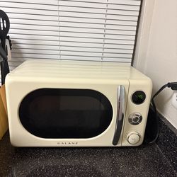 Cream 70s themed microwave $50
