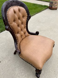 A BEAUTIFUL ANTIQUE VICTORIAN PARLOR/SLIPPER CHAIR