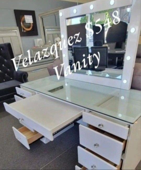 ✅️ WHITE VANITY DESK AND MIRROR ✅️✅️