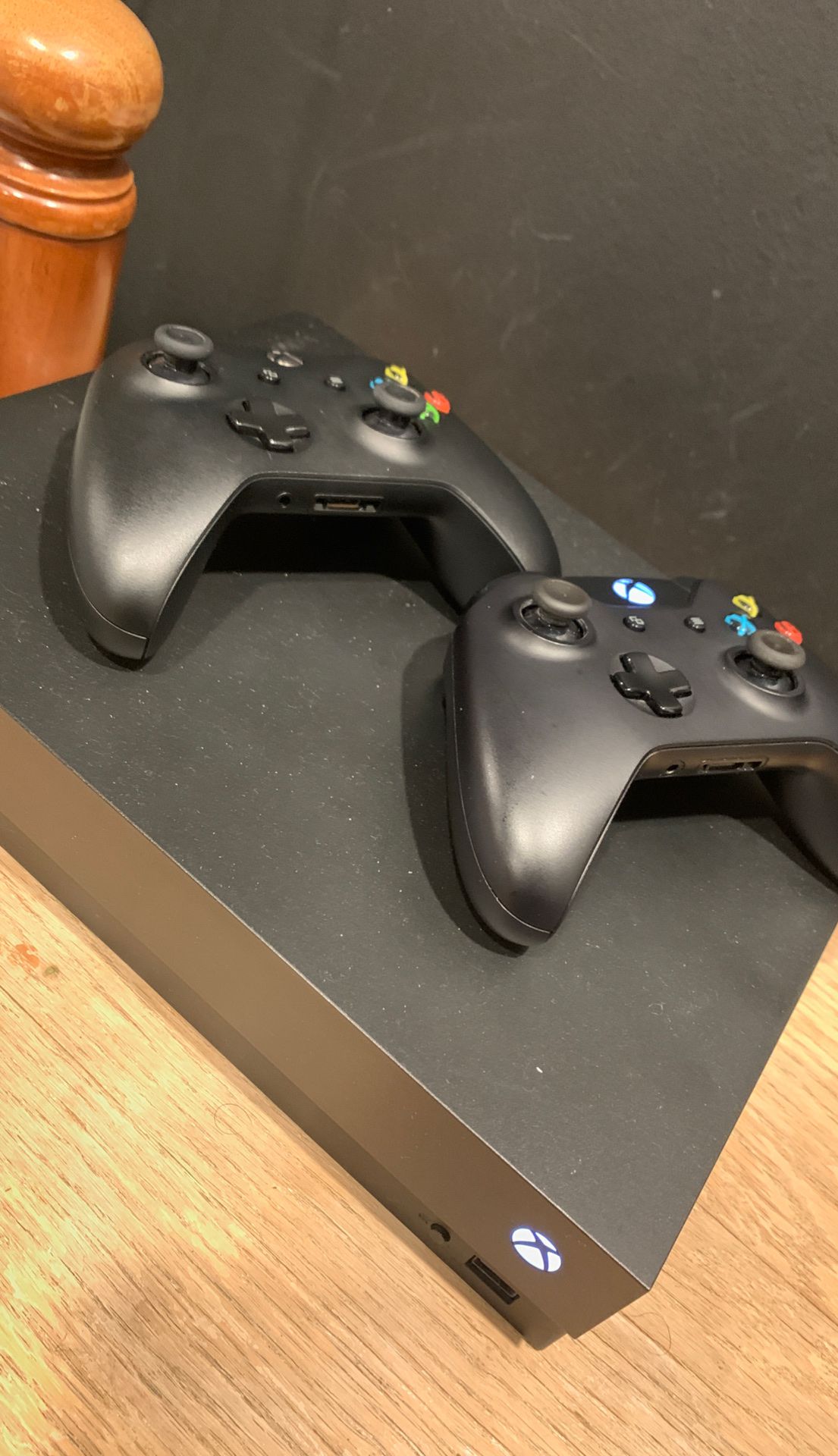 Xbox One X + 2 controllers