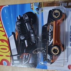 2/2 Hotwheels '20 Jeep Gladiator (Mounted Dirt bikes Edition)