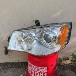 2008 - 2016 CHRYSLER TOWN AND COUNTRY LEFT SIDE XENON HEADLIGHT 05113335AD OEM