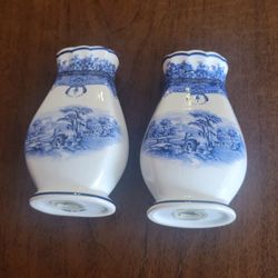 Vtg Brownlow Heritage China Blue and White Transferware Salt and Pepper Shakers
Pre-owned, good shape, please see photos. Has some crazing, and there