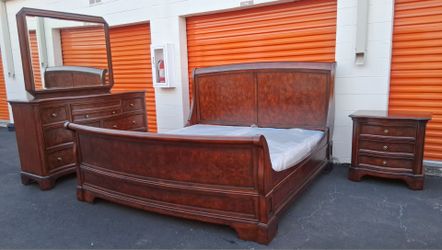 Kng Sz Bd St With Base Good Condition