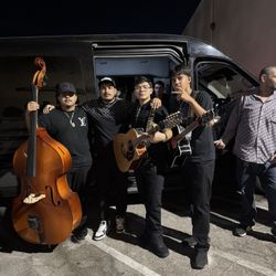 grupo sierreño con tololoche tuba o bajo 