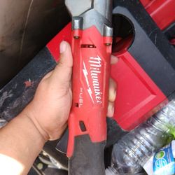 Milwaukee 1/2 Right Impact Wrench & 6 Port Rapid Charger 