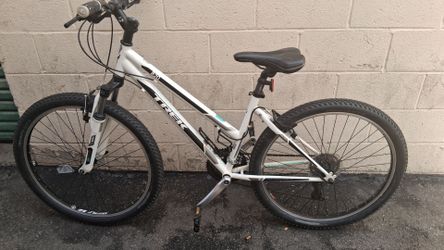 Trek 820 WSD (Women's Specific Design) entry-level mountain bike,