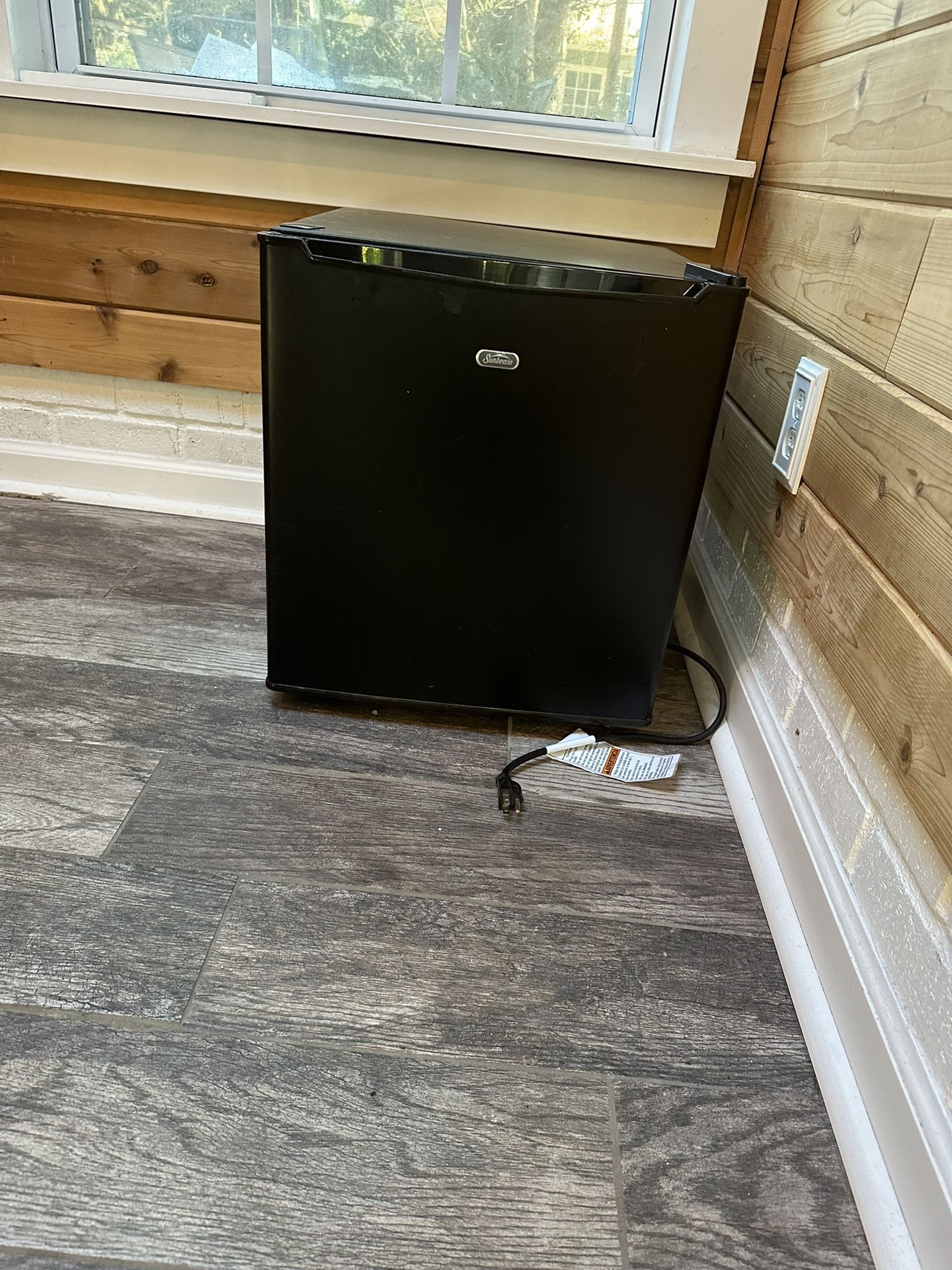 Sunbeam 1.7 cu ft Mini Refrigerator, Black (Mini Fridge Compact Single Door)