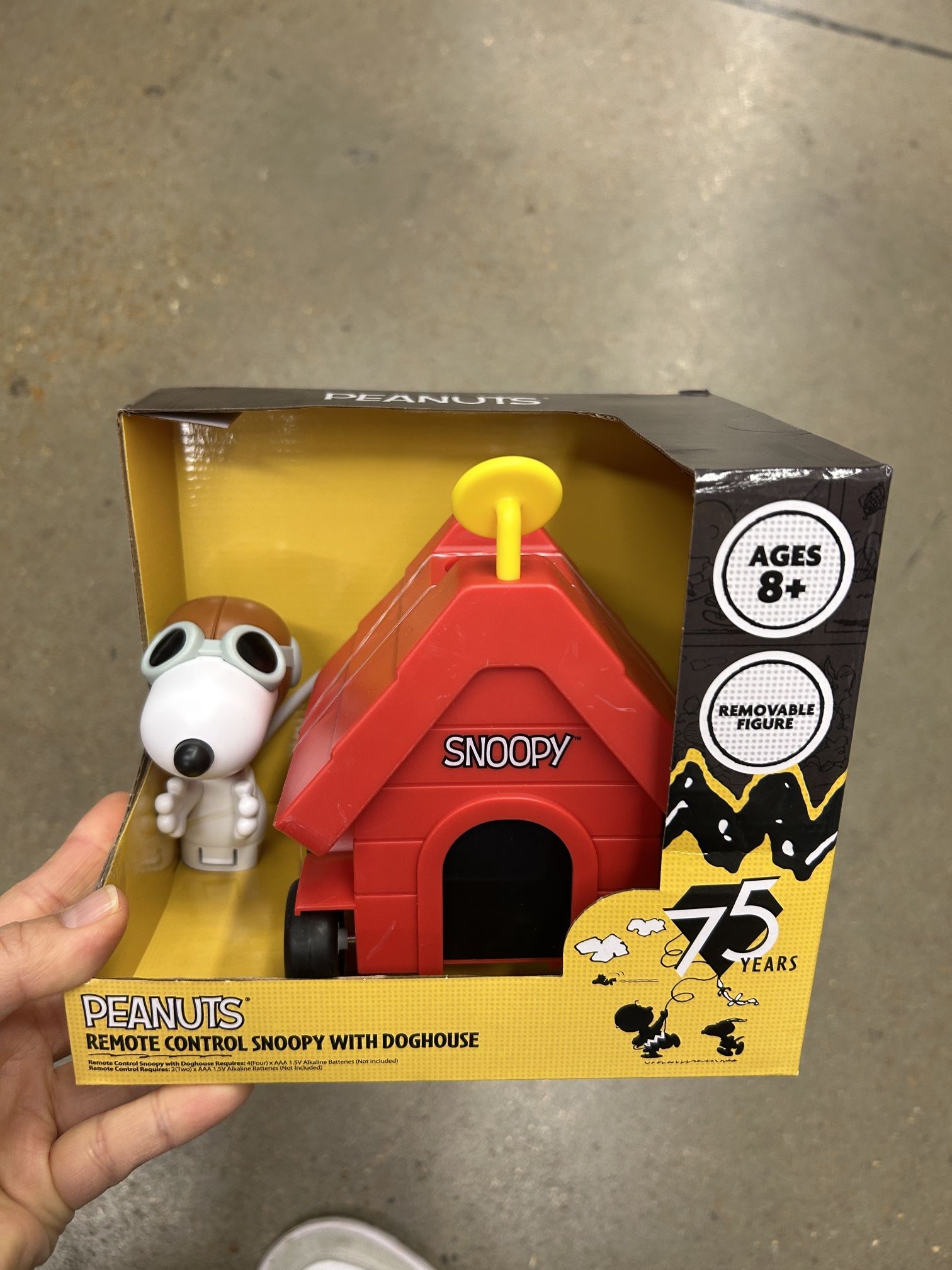 NWT Peanuts Remote Control Snoopy with Doghouse