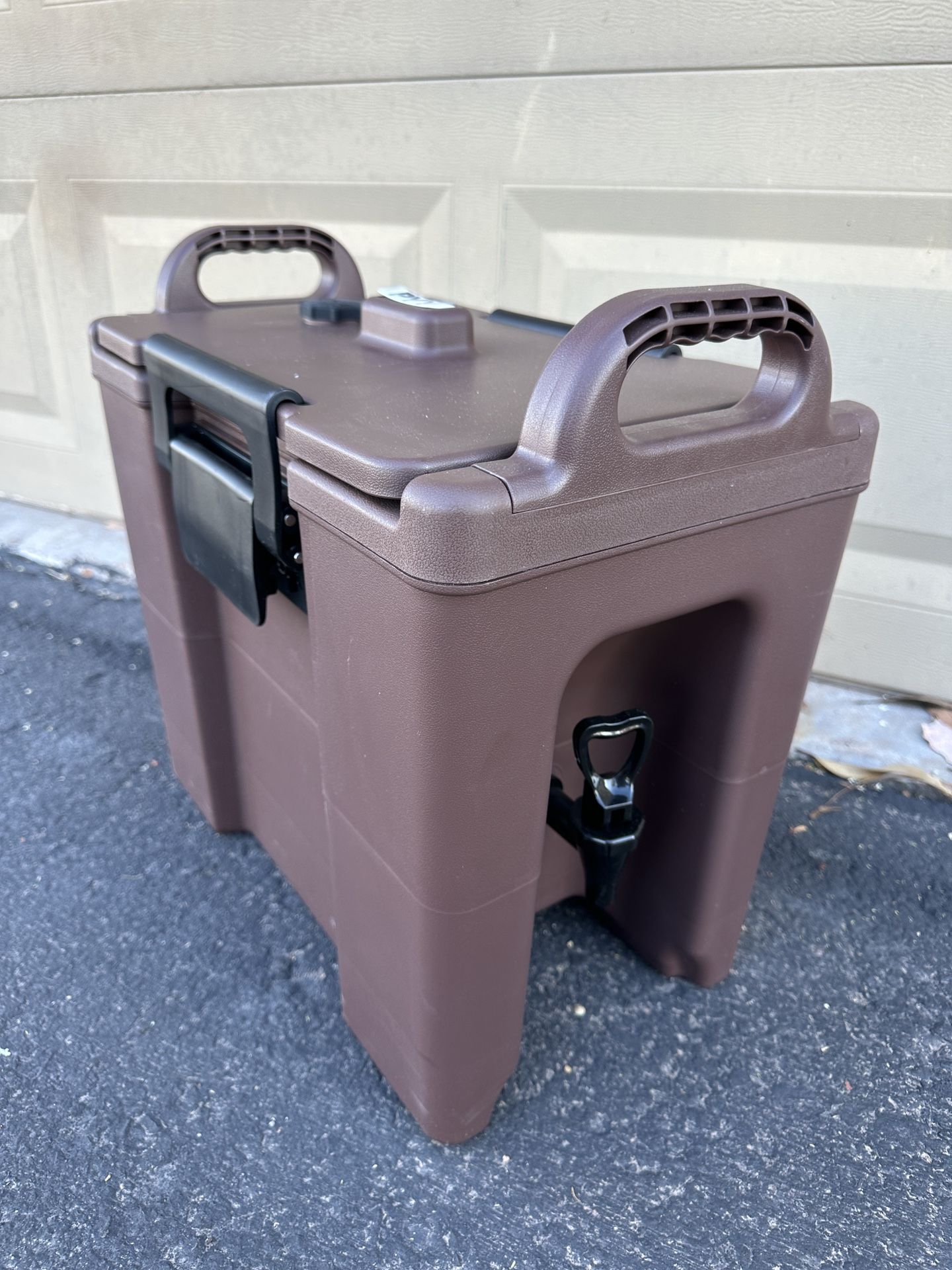 NEW - 2.5 gallon insulated beverage container/ dispenser