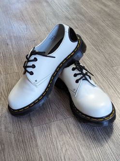 👍Dr. Martens, White Low Top , Women 7, boys 5.5-6