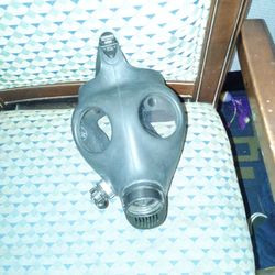 Military-Style Full Face Gas Mask – Black – Size 1 – Surplus/Collectible