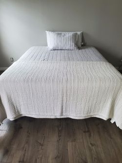 QUEEN SIZE BED WITH FRAME  AND MATTRESS 