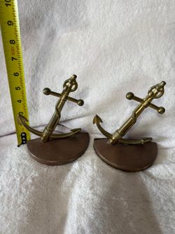 PORTA LIBROS ANTIGUO DE BRONCE Y MADERA DISEÑO ALCLA DE BARCO