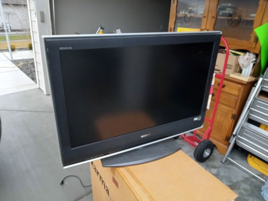 Sony 32-in Flat Screen With Remote