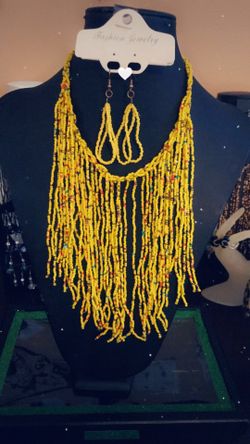 Collar en pedrería chaquira $15