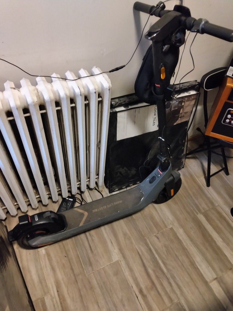 KQi 2 Foldable Electric Scooter