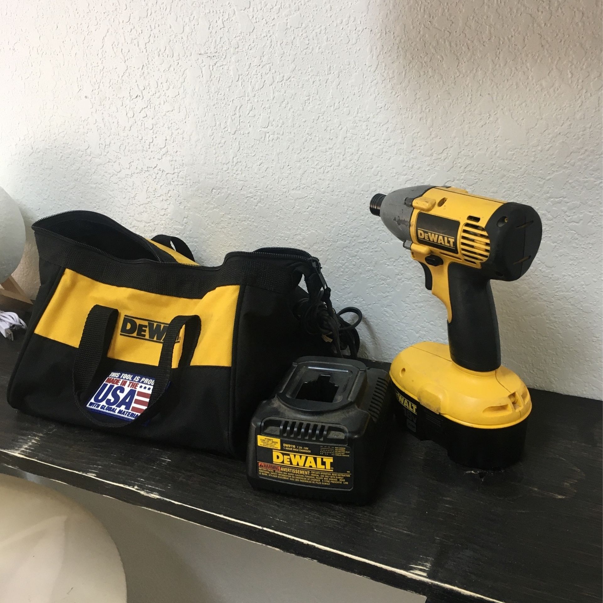 DEWALT Impact Wrench And Driver 18v Cordless With Charger Industrial Tool Set With Bag BCP008847