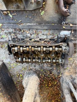 Exhaust manifold and cylinder head off Chevy Aveo 2005