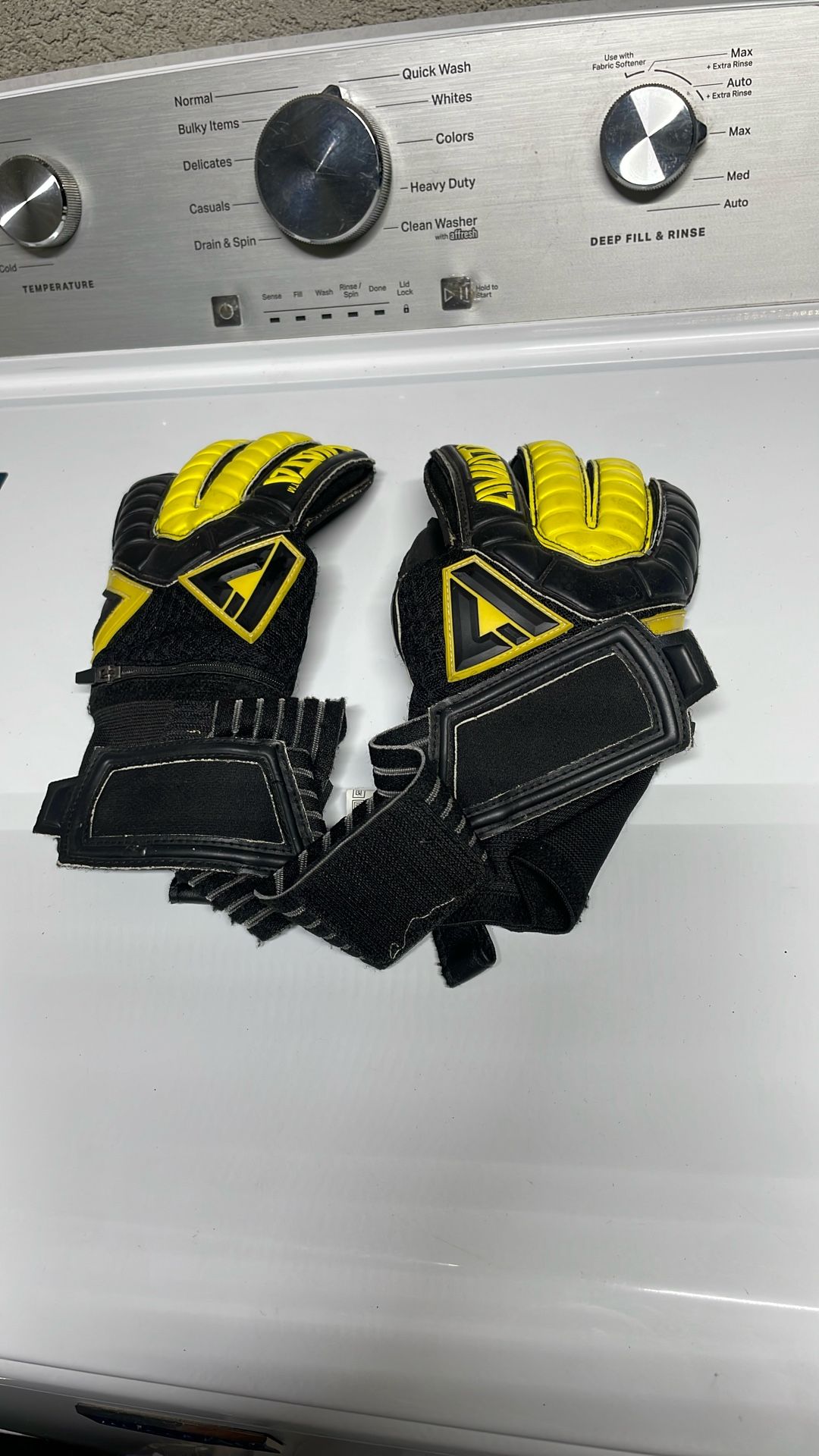 AVIATA TM. Soccer Gloves In Really Good Condition Size 6.