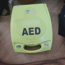 ZOLL  AED  PLUS  Asking 300 Obo
