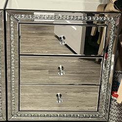2 mirrored nightstands 