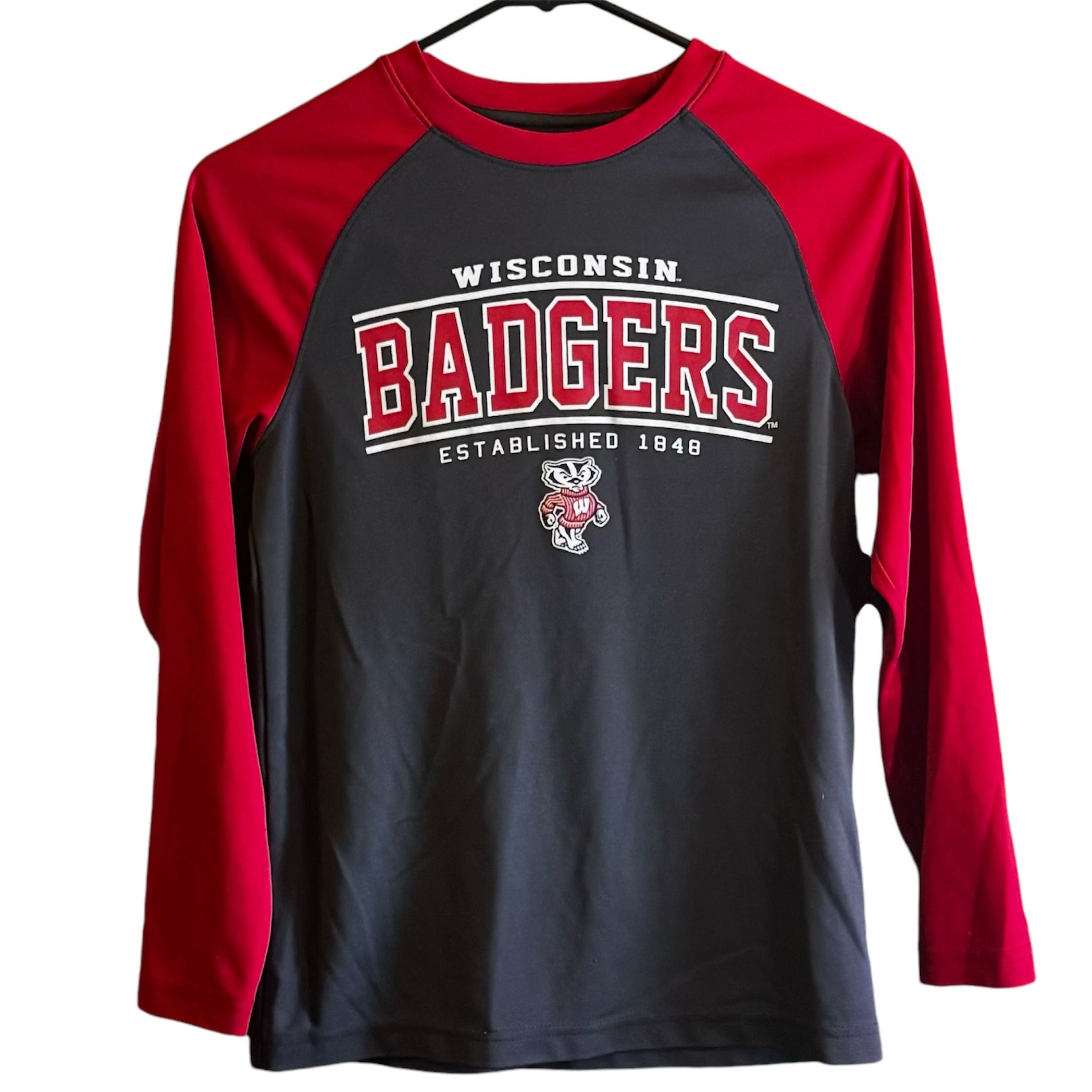 Boys Wisconsin Badgers Long sleeve shirt Youth 12-14 Medium