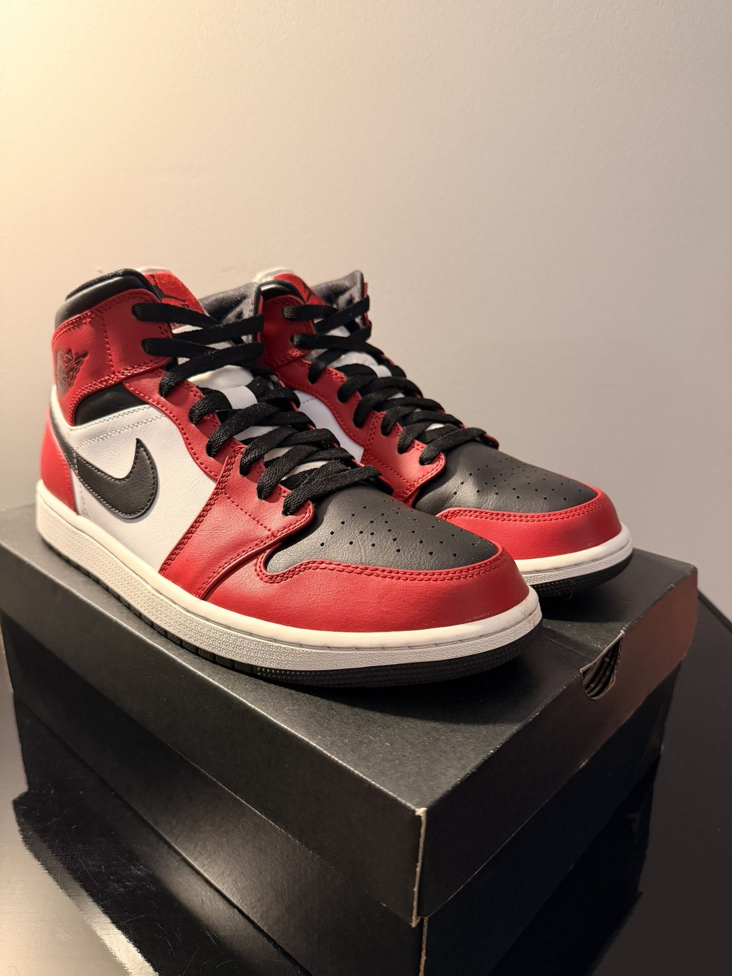 Jordan Retro 1 Mid