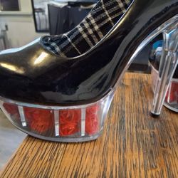 STILETTOS sz9 PATENT LEATHER ROSES