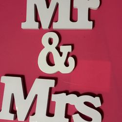 Mr & Mrs. Wood Sign