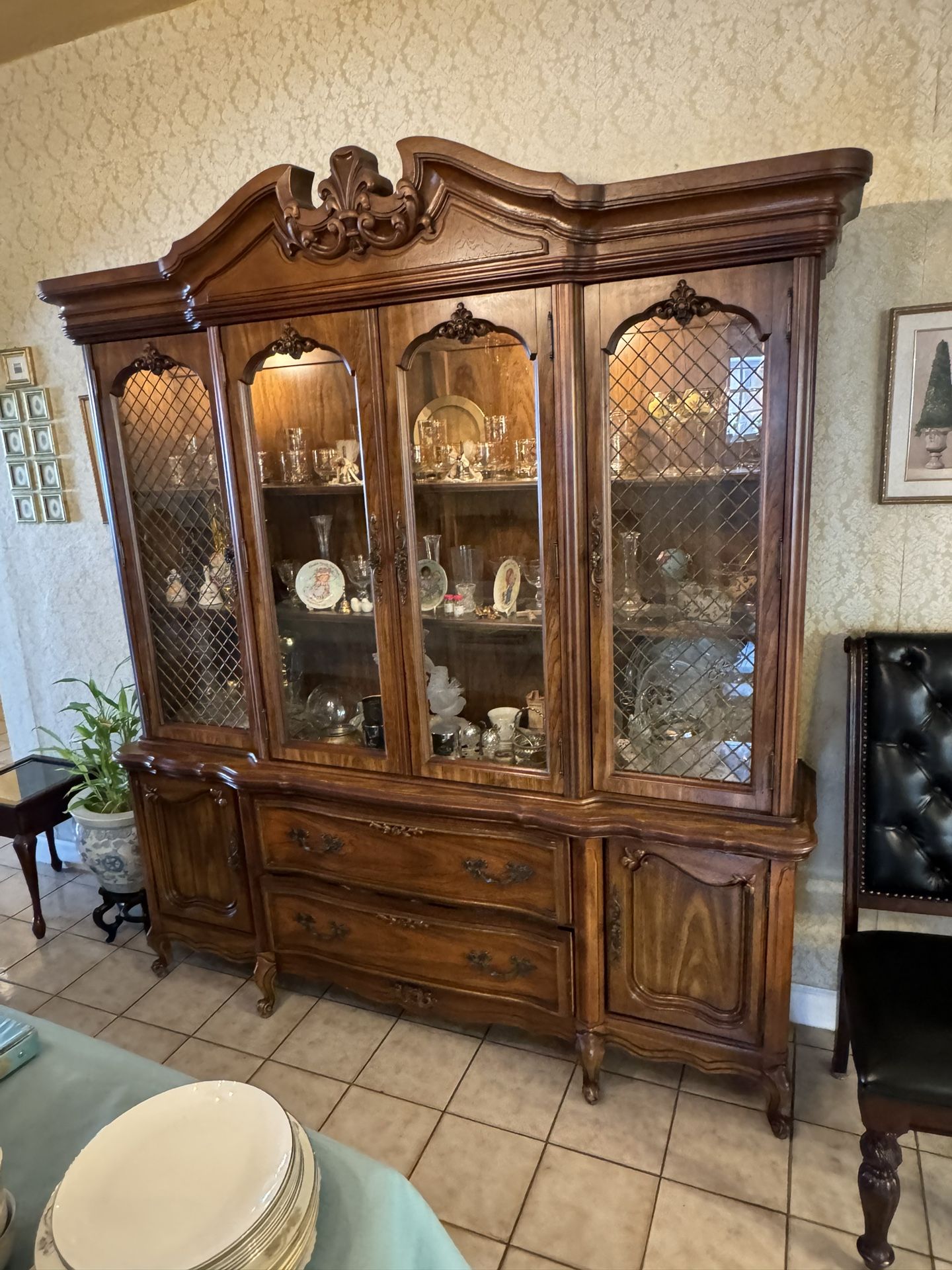 Vintage Bassett Furniture China Cabinet with lights.