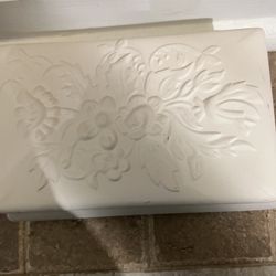 Vintage Ceramic  Jewelry  Box With Removeable  Lid(Read Description)