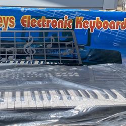 1081. New  Elegance 61 Keys Keyboard With Sheet Music Stand And Worn Ox