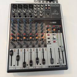 Behringer Xenyx 1204USB premium 12-input 2/2-bus mixer with compressors