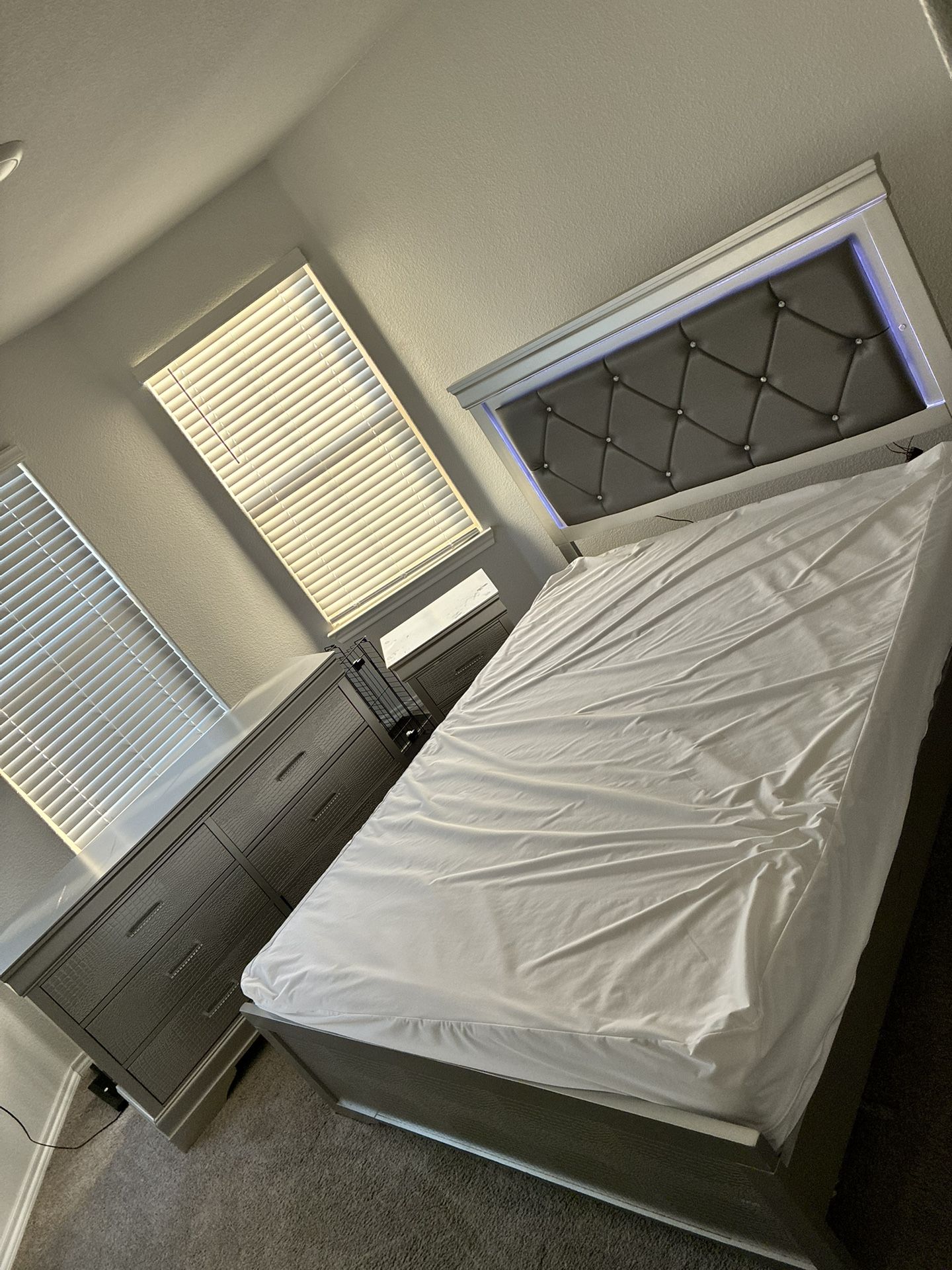 π Queen Bed Set w/ LED Headboard