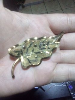 Vintage Gold leaf broach by Regal