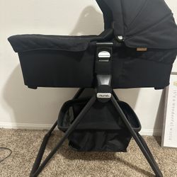 Nuna bassinet 