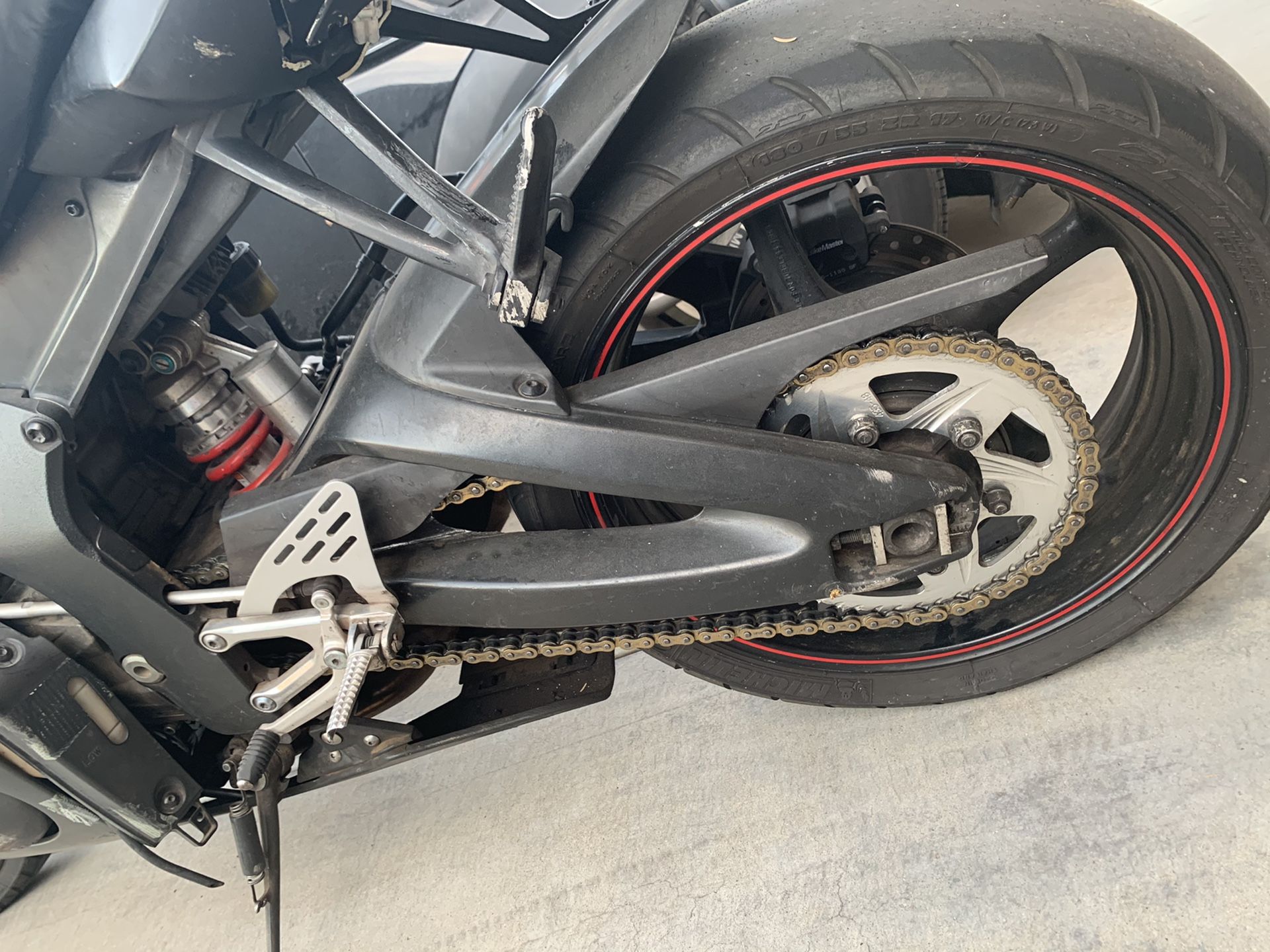 2005 yamaha YZF R6 clean title 48k miles comes with brand new tires for